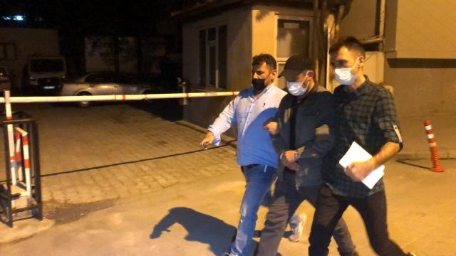 Arkadaşını çay tartışmasında bıçaklayan şahıs, olayın ardından bankta oturup sigara içti