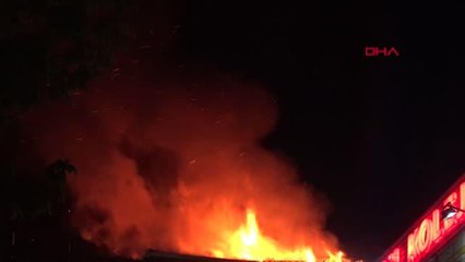 İSTANBUL-AVCILAR'DA 5 KATLI BİNANIN ÇATISI ALEV ALEV YANDI