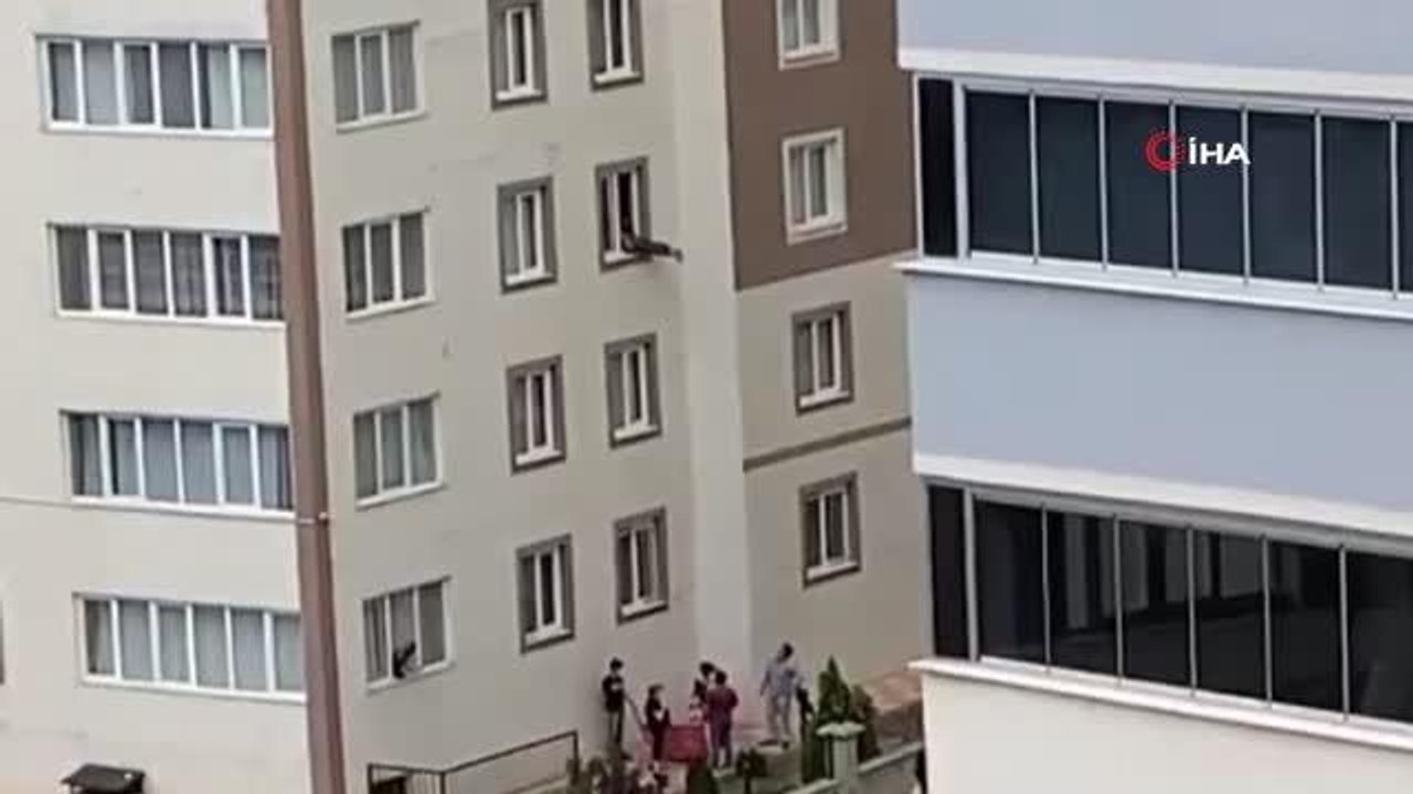 Ölümün kıyısından döndü...Pencereden aşağı sarkan şahıs düşmek üzereyken yakınları tarafından kurtarıldı