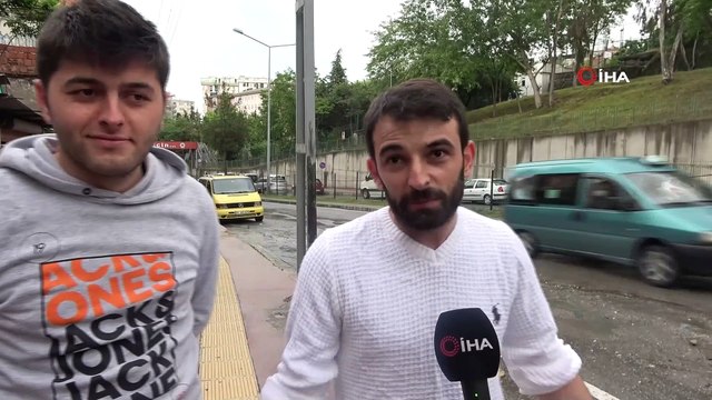 Sel sularına kapılan yaşlı adamı gençler böyle kurtardı