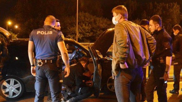'Dur' ihtarına uymayan alkollü sürücü önce polis araçlarına sonra bariyerlere çarpınca yakalandı