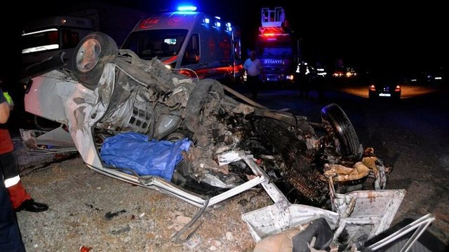 Muğla'da iki otomobil kafa kafaya çarpıştı: 1 ölü, 4 yaralı