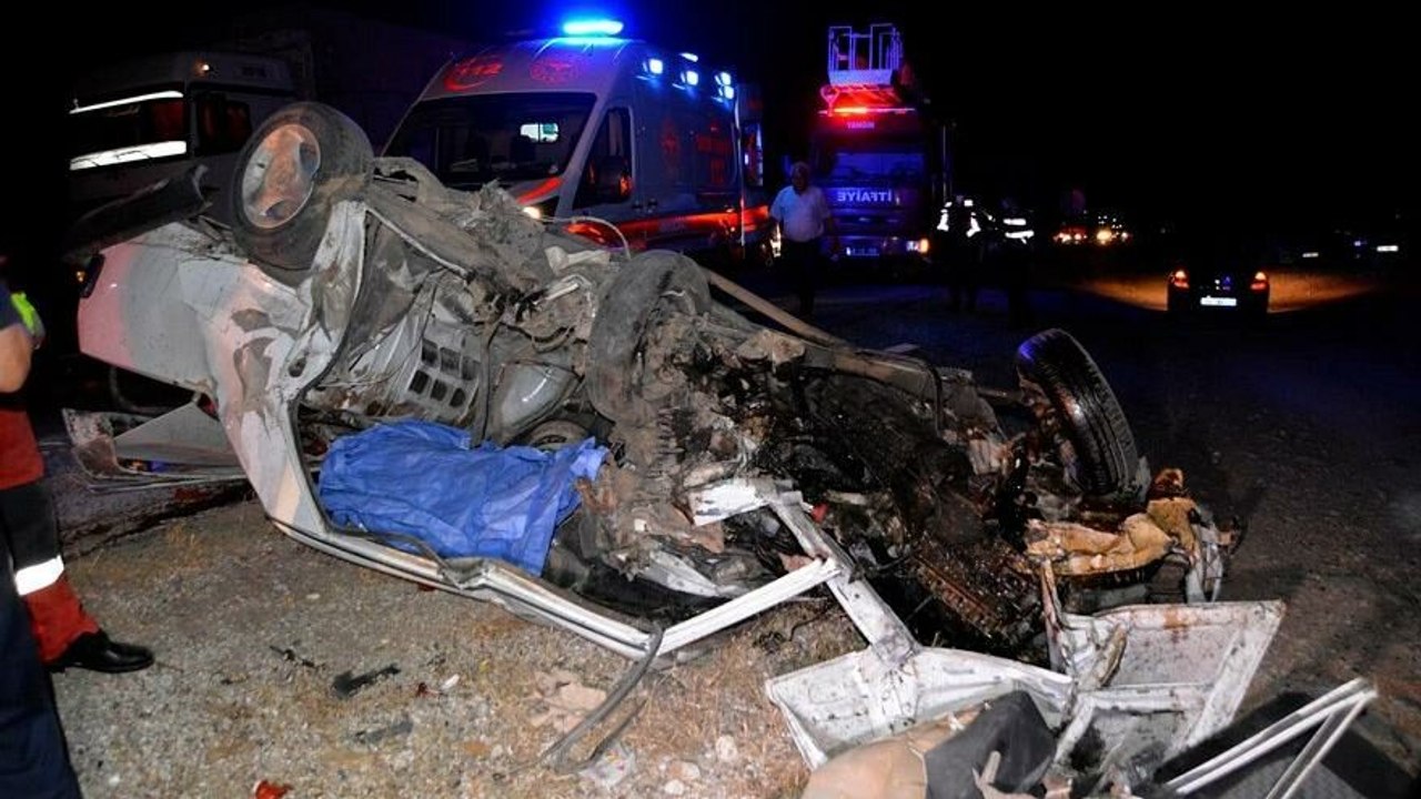 Muğla'da iki otomobil kafa kafaya çarpıştı: 1 ölü, 4 yaralı