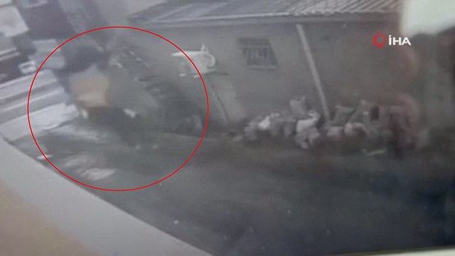 Genç kızın çalıştığı iş yerinin camından düştüğü anlar kamerada