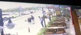 Restoran çıkışında karısını döven adama meydan dayağı
