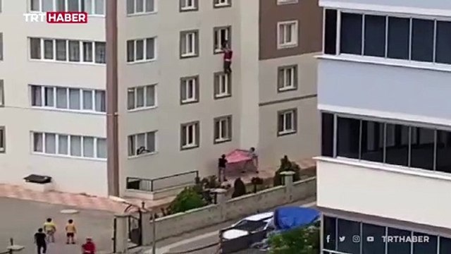Pencereden düşmek üzereyken son anda kurtarıldı