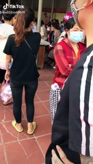 Tụ tập đông người, nhân viên y tế đành dùng gậy để dẹp loạn