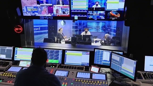 Emmanuel Macron : Maintenant que je suis vacciné, je peux aller au contact des gens ! (Canteloup)