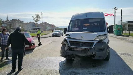 SERVİS ARACI İLE OTOMOBİL ÇARPIŞTI; 7 YARALI