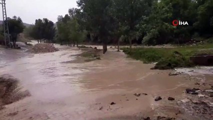 Sağanak yağış dereyi taşırdı