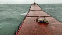 Mar Nero, l'onda è talmente forte che spezza il cargo da 114 metri in due: i momenti impressionati ripresi dalla cabina