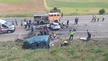 Son Dakika: Sivas'ta katliam gibi kaza! İki aracın birbirine girmesi sonucu 3'ü çocuk 9 kişi yaşamını yitirdi