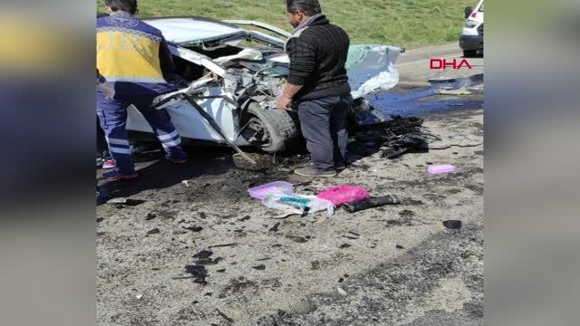 Son dakika haberleri... Sivas'ta otomobil ile hafif ticari araç çarpıştı 9 ölü