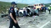 Sivas’ta iki araç kafa kafaya çarpıştı: 9 ölü