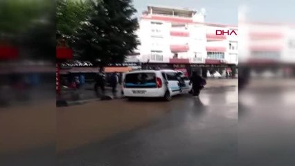 TOKAT SU BİRİKEN CADDEDEKİ HAFİF TİCARİ ARAÇ YAYALARA GEÇİT OLDU