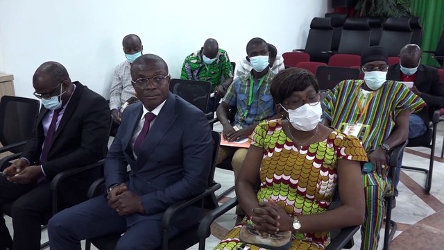 Législatives partielles 2021: La CEI remet les affiches aux candidats