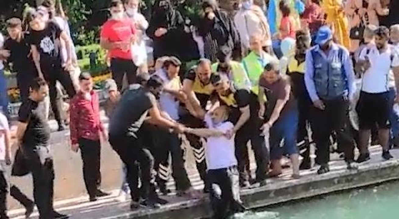 Kıyafetleriyle Balıklıgöl'e atlayıp yüzdü