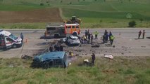 Son dakika haber: Gölova'da hafif ticari araç ile otomobil çarpıştı: 9 ölü (6)