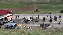 SİVAS - Gölova'da hafif ticari araç ile otomobil çarpıştı: 9 ölü (5)