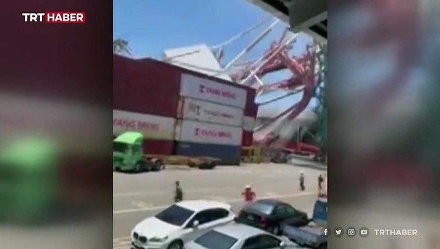 Tayvan'da geminin çarptığı vincin devrilme anı kamerada