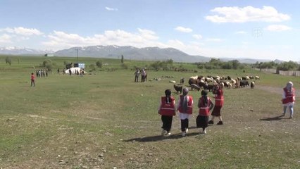 Köy çocukları Beşiktaş'ın gönderdiği formalarla sevindi