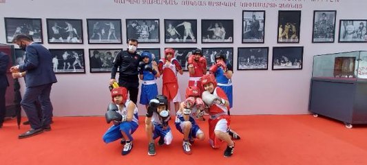 ALTIN KALPLİ ELDİVEN? SERGİSİ BEYOĞLU'NDA AÇILDI