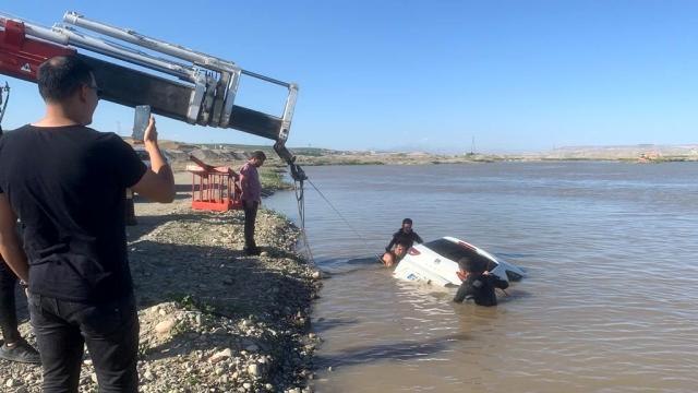 Dur ihtarına uymayan araç Batman Çayına uçtu, aracın içinden 100 kilo uyuşturucu çıktı