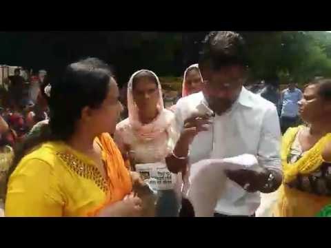 Anganwadi workers protest outside Delhi CM Kejriwal's residence