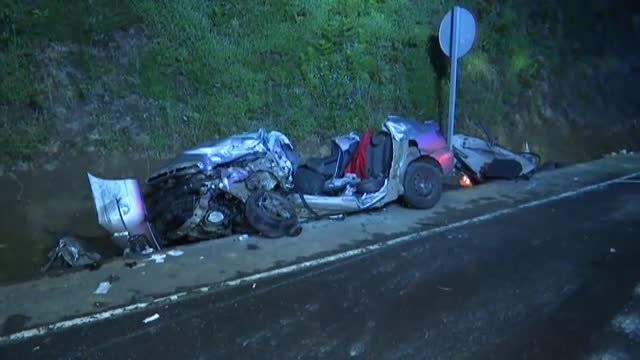 Tres jóvenes mueren al chocar el coche en el que viajaban contra un camión en Pontevedra