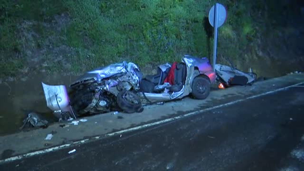 Tres jóvenes mueren al chocar el coche en el que viajaban contra un camión en Pontevedra