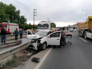 Taksi bekleyen vatandaşı aracına aldı, ardından bariyerlere girdi