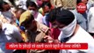 VIDEO: महिला भिखारी के पास से मिला 2 लाख रुपये से अधिक के नोट व सिक्कों से भरा बैग