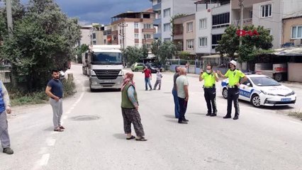 MAHALLE SAKİNLERİ TIR GEÇİŞLERİNE TEPKİ İÇİN YOLU KAPATTI