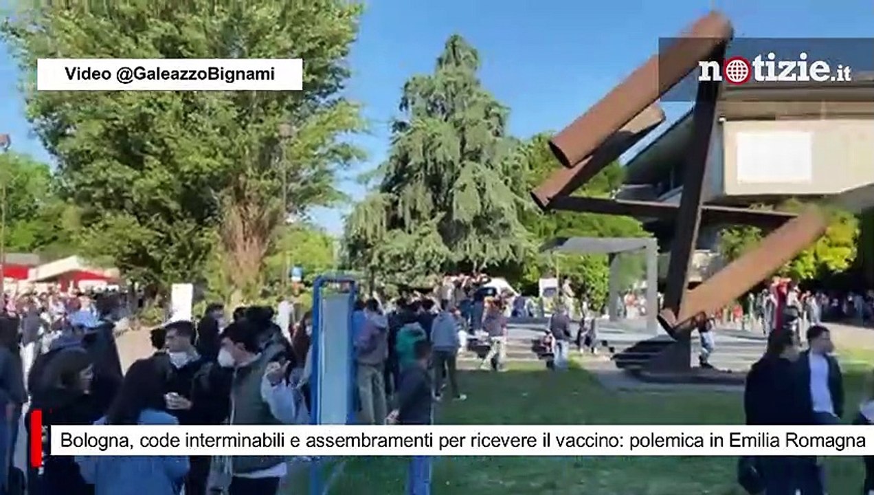 Bologna, code interminabili e assembramenti per ricevere il vaccino: polemica in Emilia Romagna