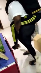 Bijou Ngoné porte son mari sur son dos : "Abal ma seur"