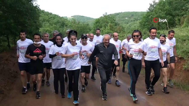 Çamura saplanan basın aracının yardımına belediye başkanı koştu