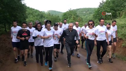 Çamura saplanan basın aracının yardımına belediye başkanı koştu