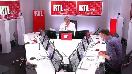 Johnny Hallyday interprète sa version de "Me Olvide de vivir" de Julio Iglesias