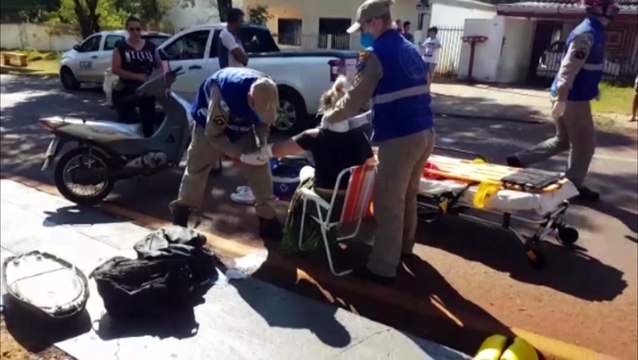 Mulher é socorrida pelo Siate após sofrer queda com moto no Bairro Parque São Paulo