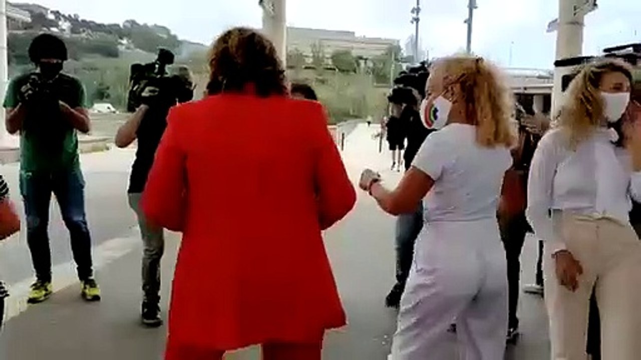 Twitter se cachondea de Ada Colau por su ridículo baile al ritmo de Shakira: "Celebra que Barcelona es hogar de MENAS y oasis de okupas"