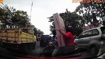 Transporter un ecran plat en scooter... mauvaise idée