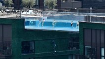 Londres : «Sky Pool», la piscine suspendue à 30 mètres au-dessus du vide
