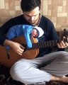 La meilleure façon d'endormir son bébé quand in est guitariste