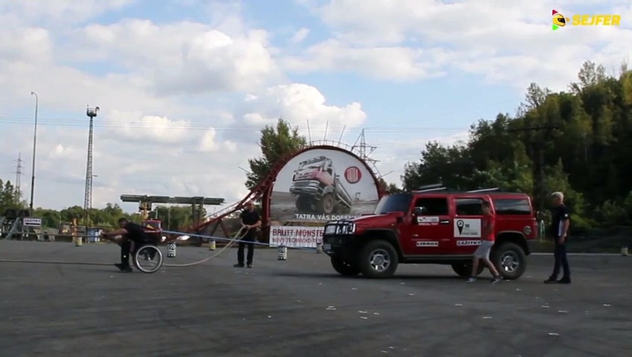 Un handicapé en fauteuil tracte un hummer... costaud