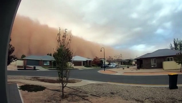 Une énorme tempête de sable plonge une ville dans le noir