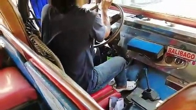 Le levier de vitesse est trop court, pas de soucis, utilise ton pied