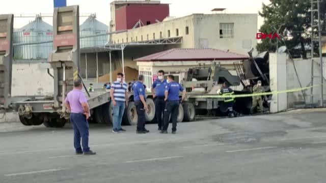 HATAY LASTİĞİ PATLAYAN ASKERİ TIR, FABRİKAYA GİRDİ: 2 KİŞİ YAŞAMINI YİTİRDİ