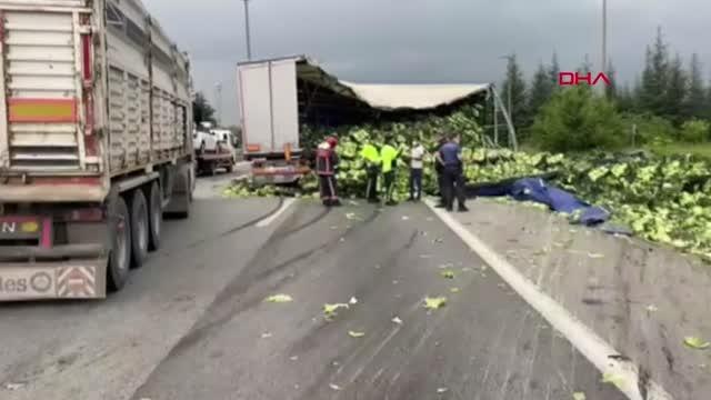 SAKARYA LASTİĞİ PATLAYAN TIR'DAKİ MARULLAR ETRAFA SAÇILDI, OTOYOLDA UZUN KUYRUK OLUŞTU