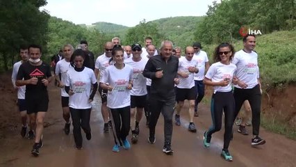 Çamura saplanan basın aracının yardımına belediye başkanı koştu