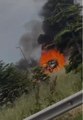 Silivri'de alev alev yanan otomobil hurdaya döndü